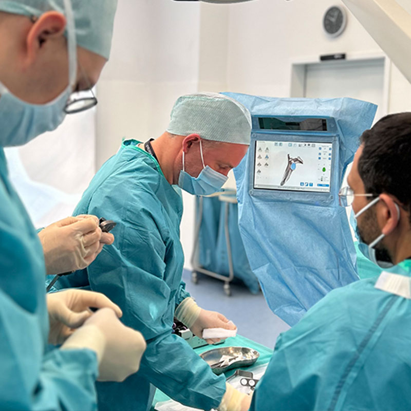 Advita Ortho Surgeons in surgery with GPS Shoulder case